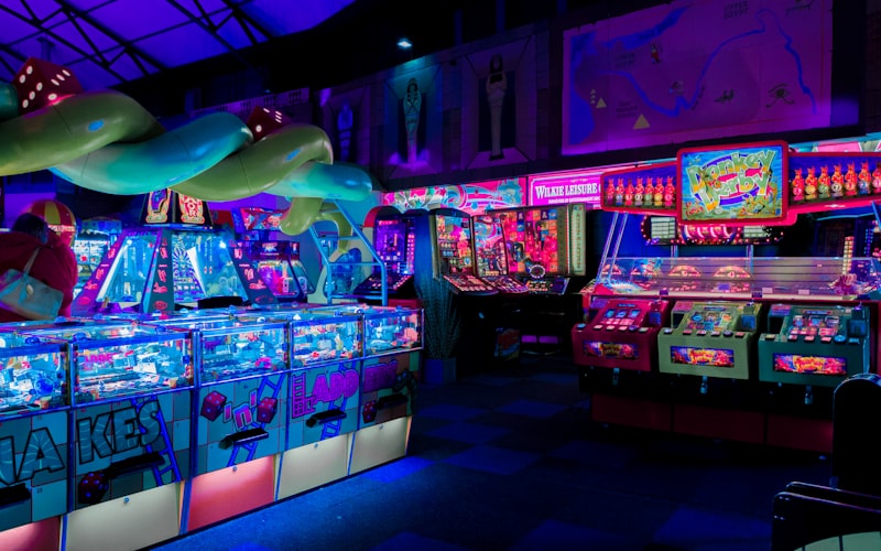 体操运动员在平衡木上完成高难度空翻动作，姿态优美